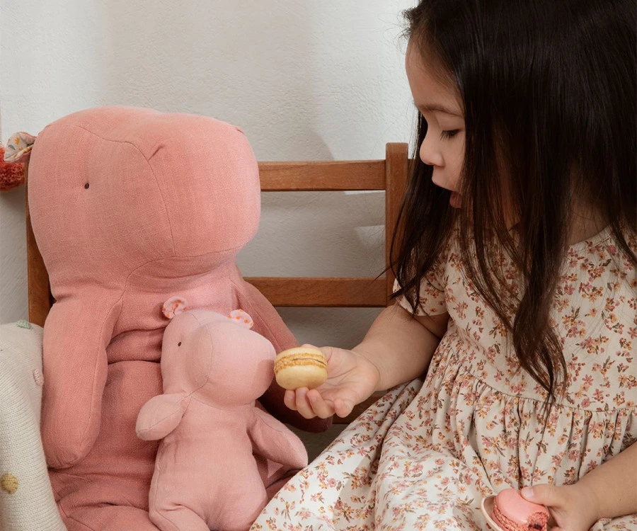 Maileg Knuffel Safari Friends Nijlpaard Roze 22cm 4 Maileg Knuffel Safari Friends Nijlpaard Roze 22cm - Afbeelding 2